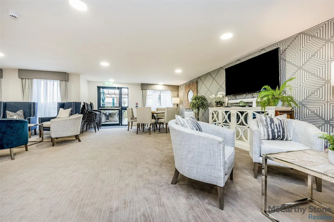 Hindhead Knoll, Walnut Tree, MK7, photo 19