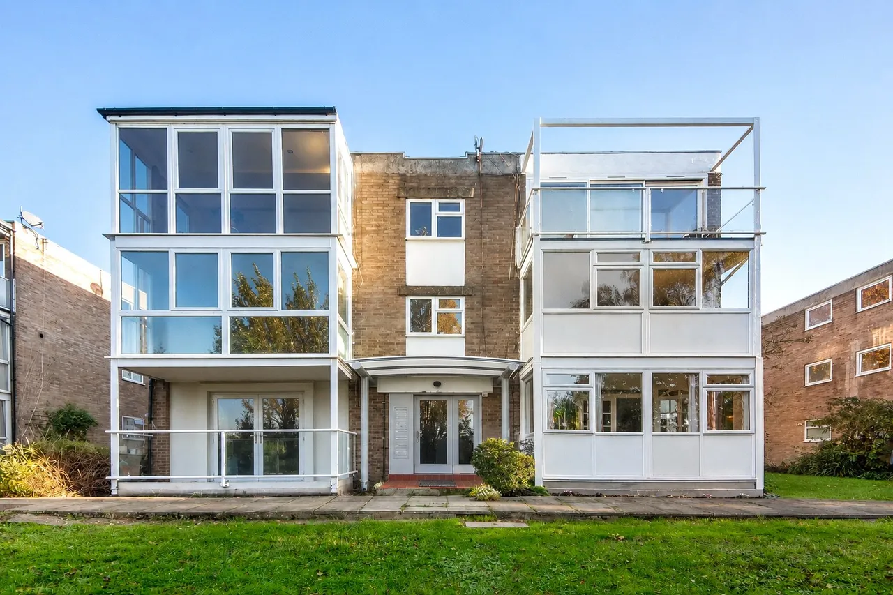 2 bed flat for sale, Averil Grove, London, SW16