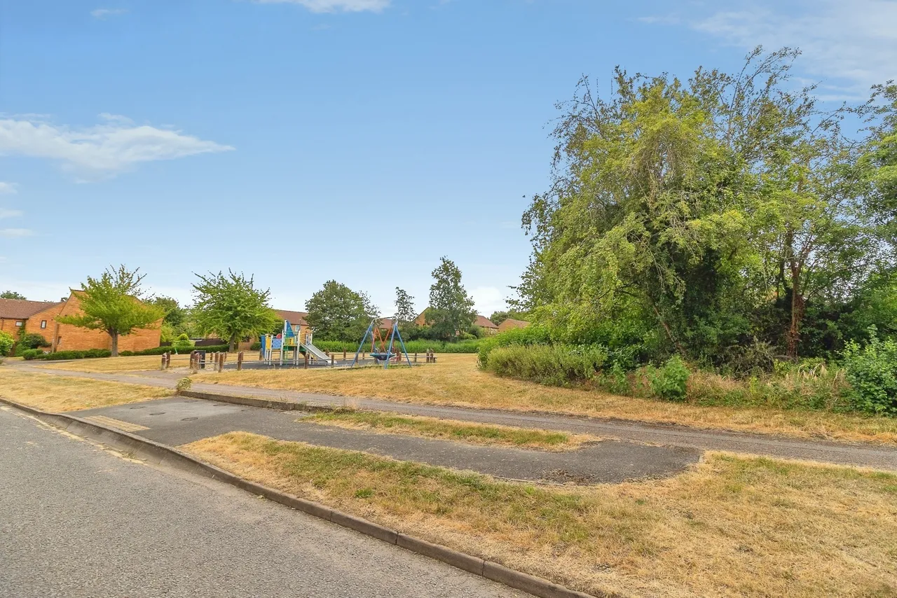 Isaacson Drive, Wavendon Gate, Milton Keynes, Buckinghamshire, MK7, photo 3