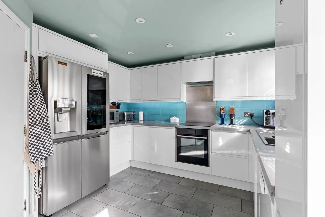 Buxton Close, Epsom, KT19, photo 2