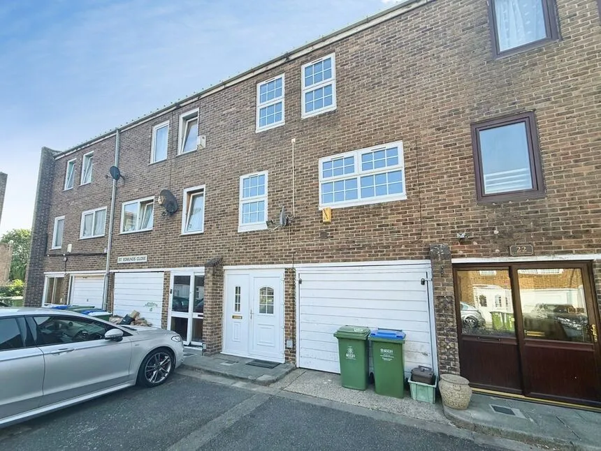 4 bed house for sale — St. Edmunds Close, Erith, DA18