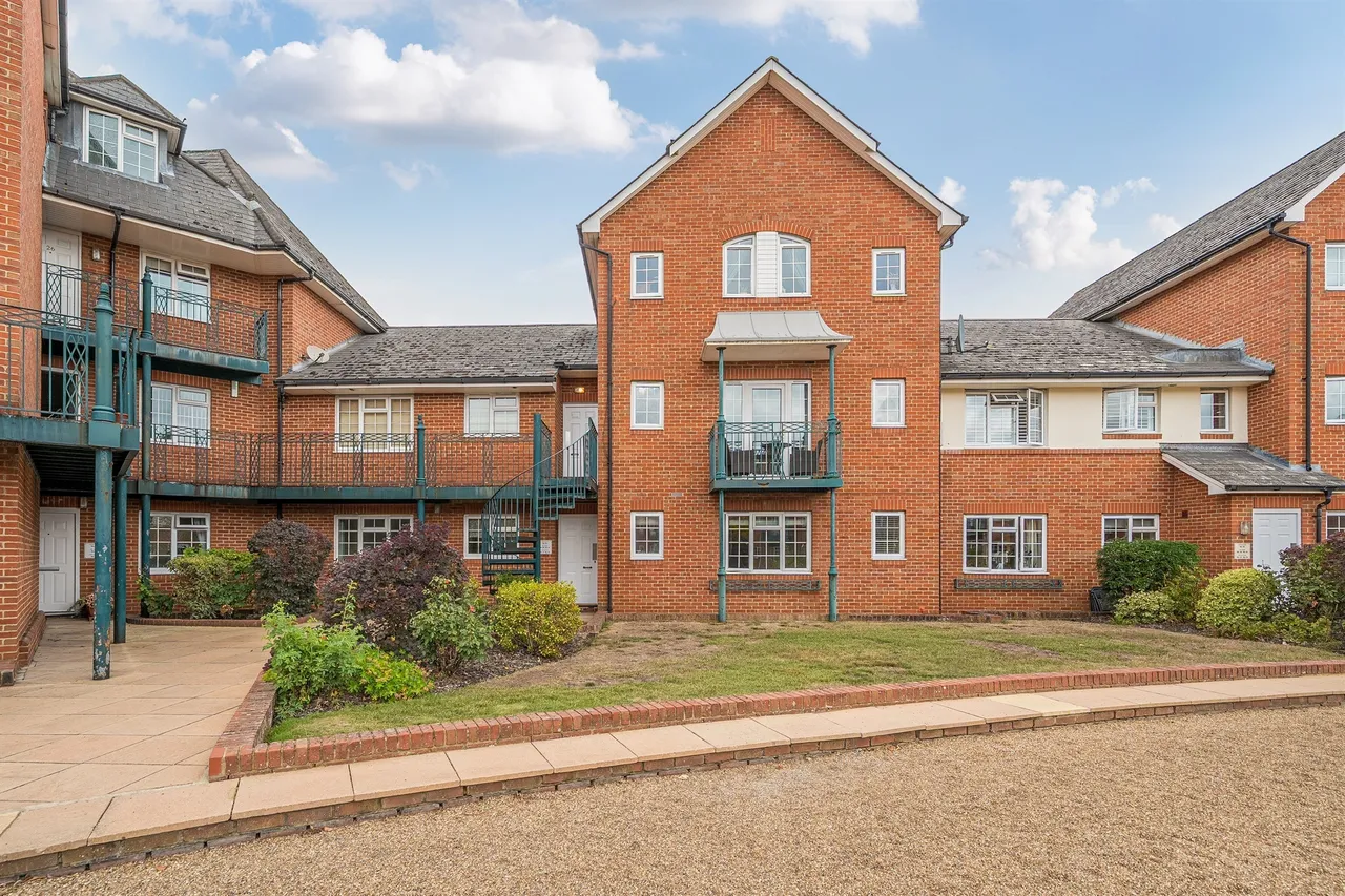 2 bed flat for sale — St. Leonards Road, Windsor