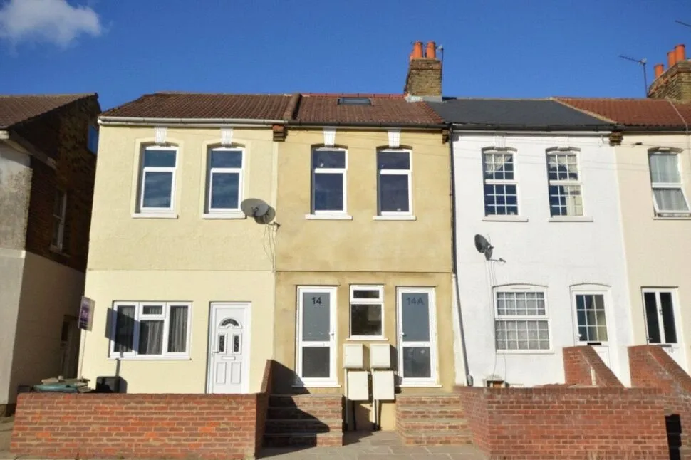 1 bed flat to rent — Dover Road East, Gravesend, Kent, DA11
