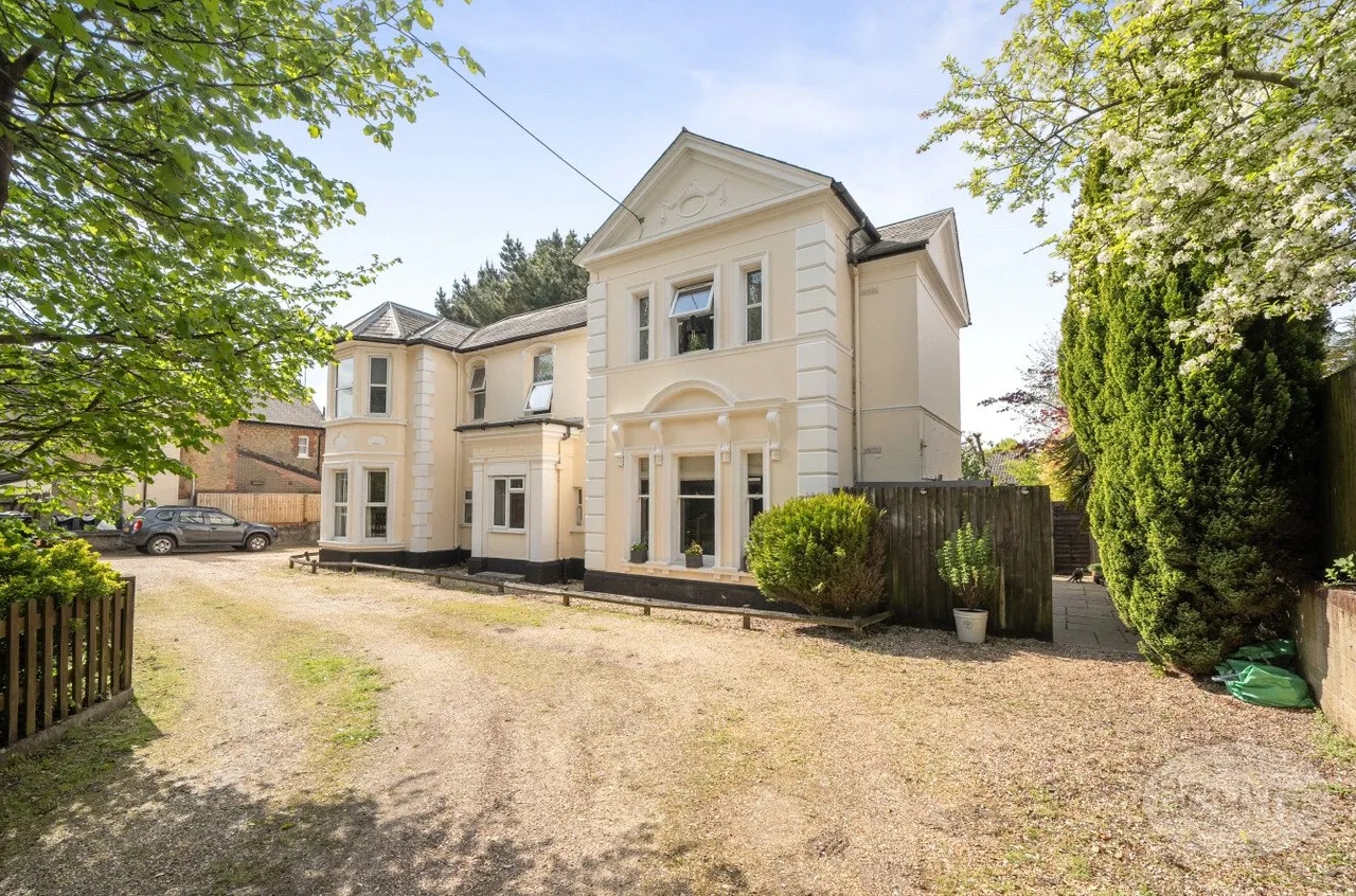 1 bed flat for sale, London Road, Hill Brow, GU33