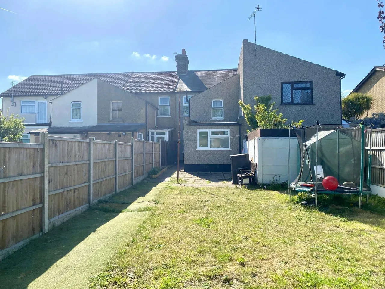 3 bed house for sale — Mill Road, Aveley, South Ockendon, Essex, RM15