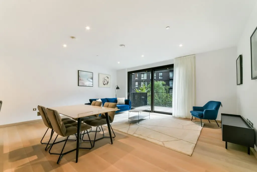 2 bed flat for sale, Embassy Gardens, London, SW11