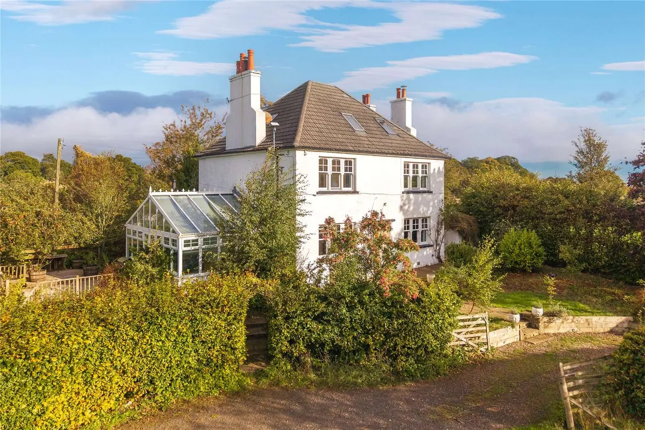5 bed house for sale — Woodcliff House, Newburgh, Cupar, Perth and Kinross, KY14 6EL