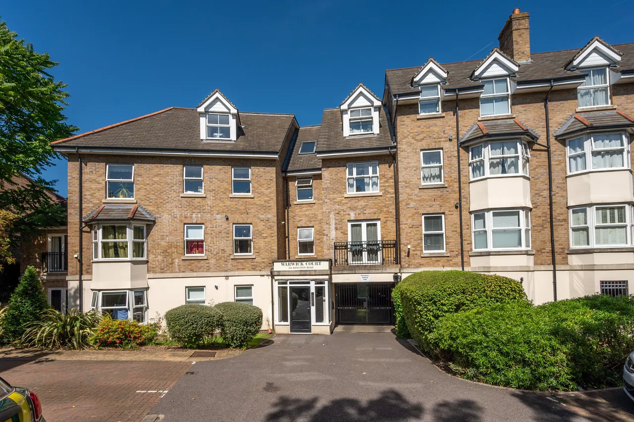 2 bed flat to rent, London, SW19