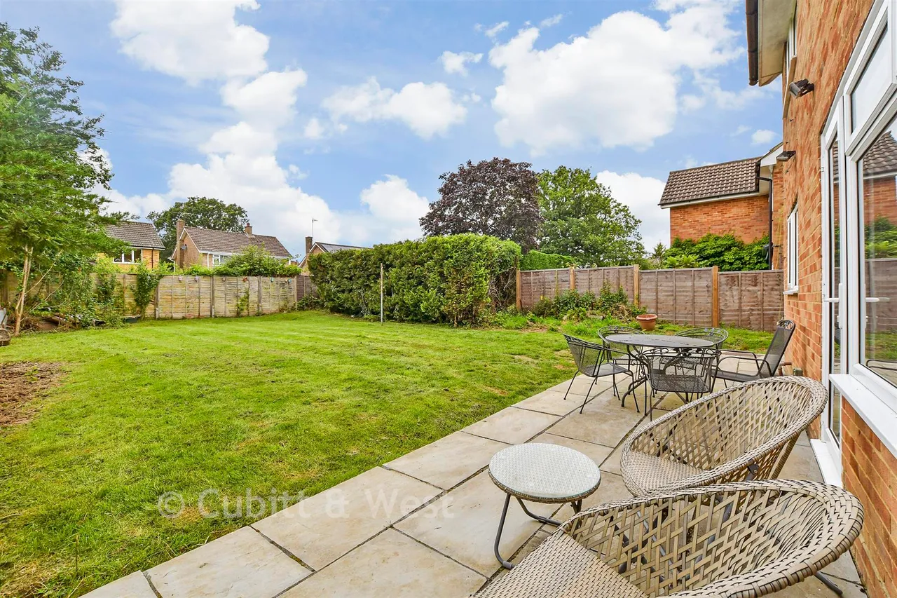 Trelawne Drive, Cranleigh, GU6, photo 3