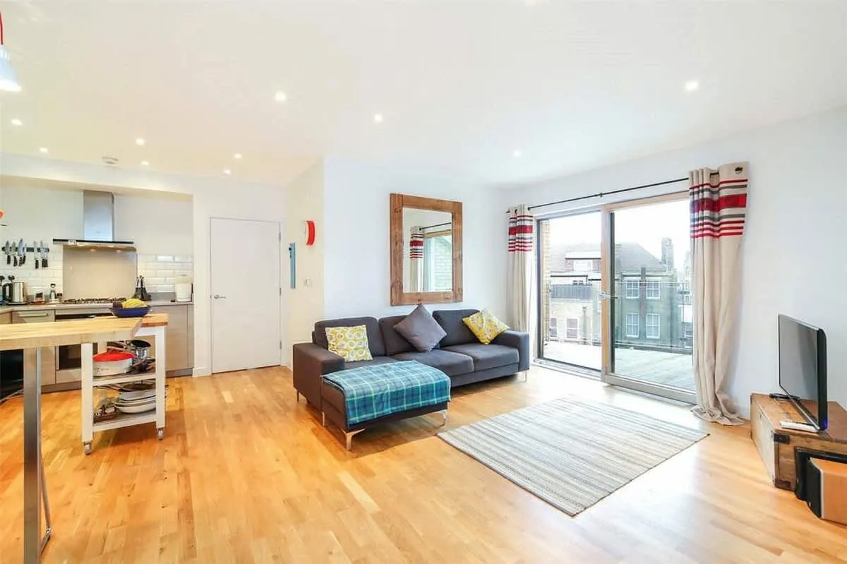 2 bed flat for sale, St Peters Court Lee, SE12