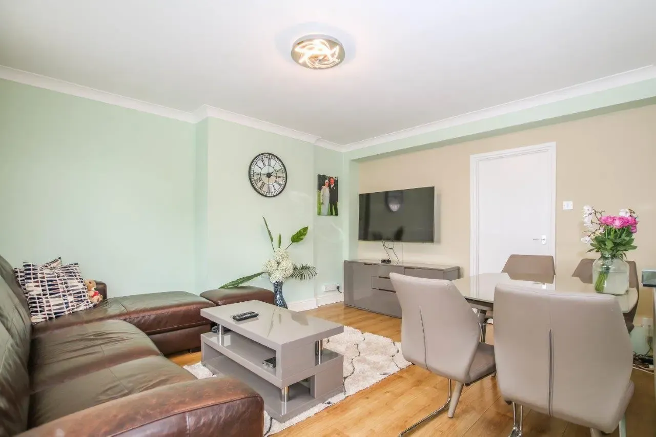 3 bed flat to rent, Godolphin House, Tulse Hill, SW2