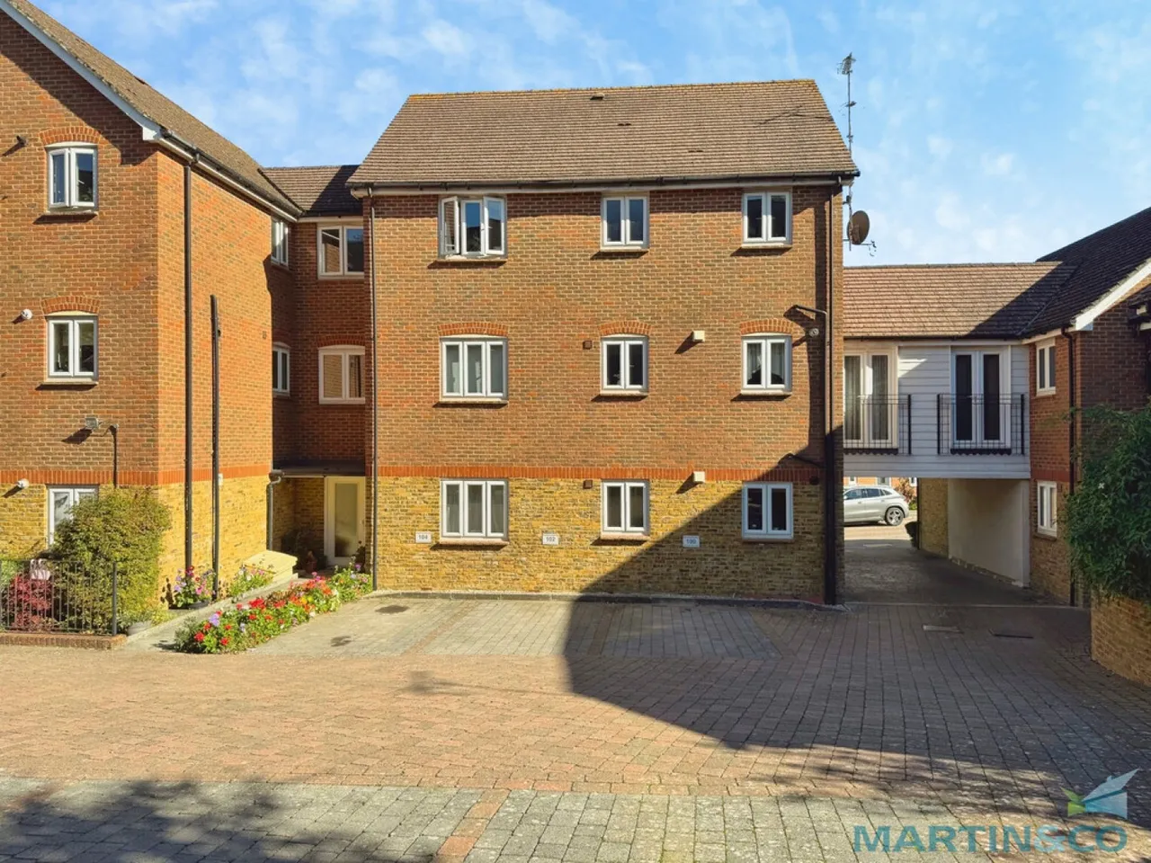 2 bed flat to rent, Running Foxes Lane, Singleton, TN23