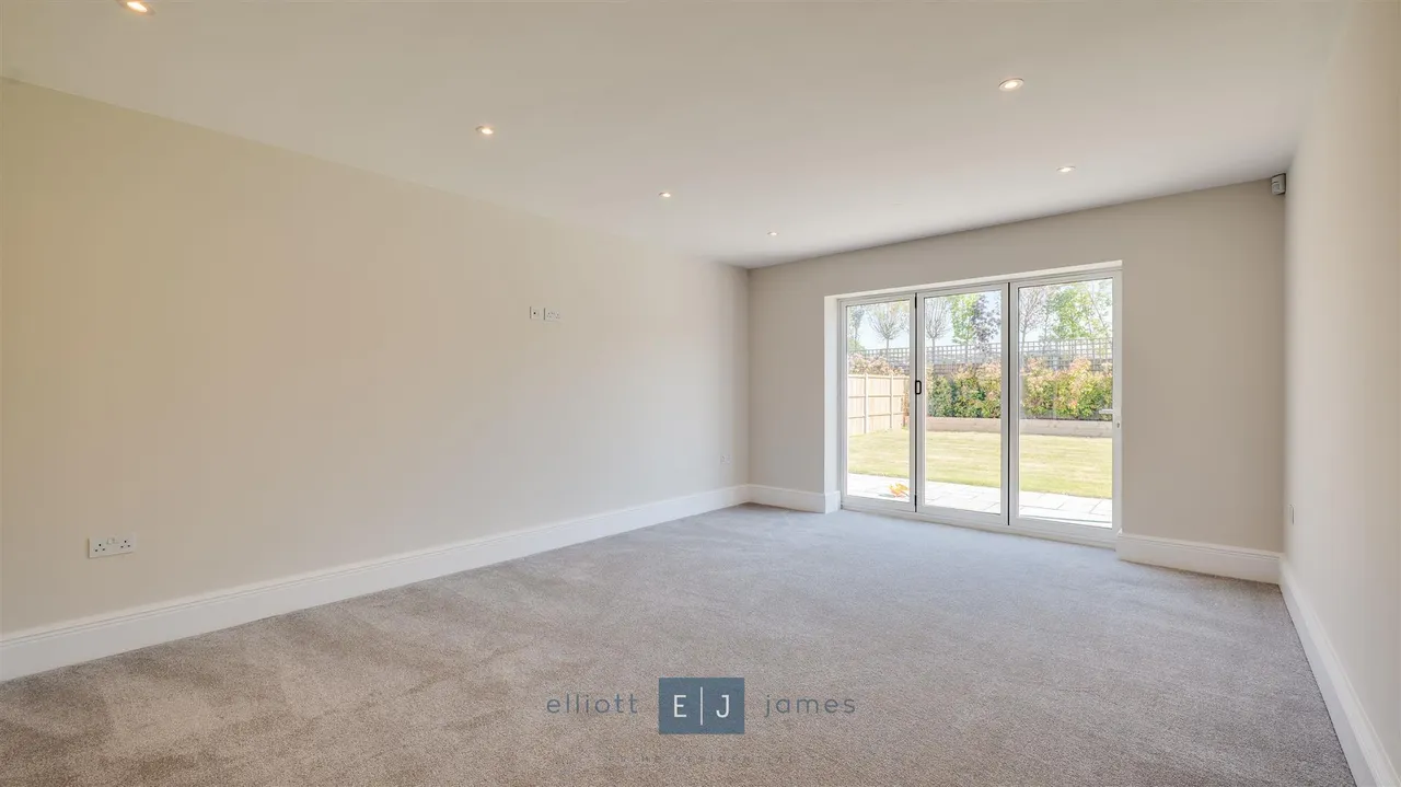 Mott Street, Sewardstonebury, E4, photo 4
