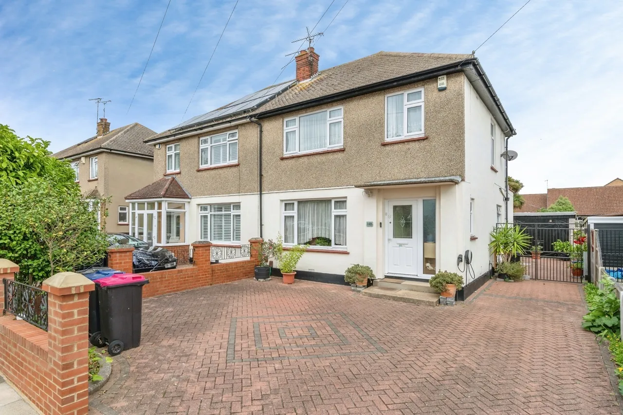 3 bed house for sale — Poynings Avenue, Southend-on-Sea, Essex, SS2