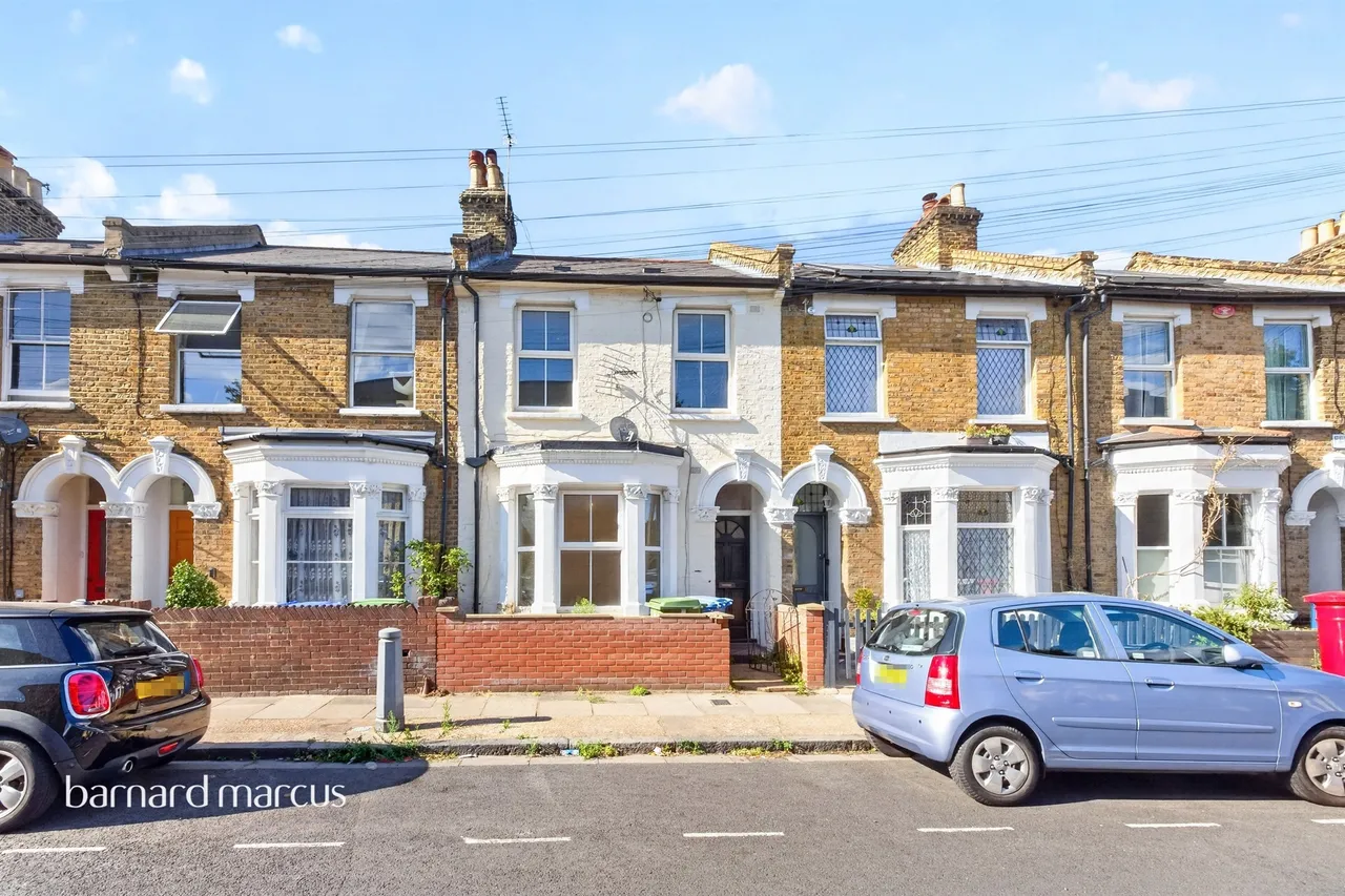 3 bed house for sale — Fenham Road, London