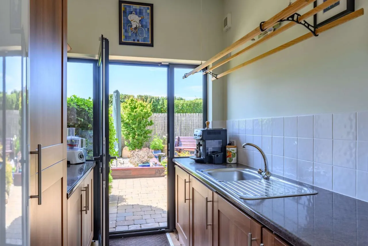 Pinegrove Gardens, Barnton, Edinburgh, EH4 8DA, photo 11