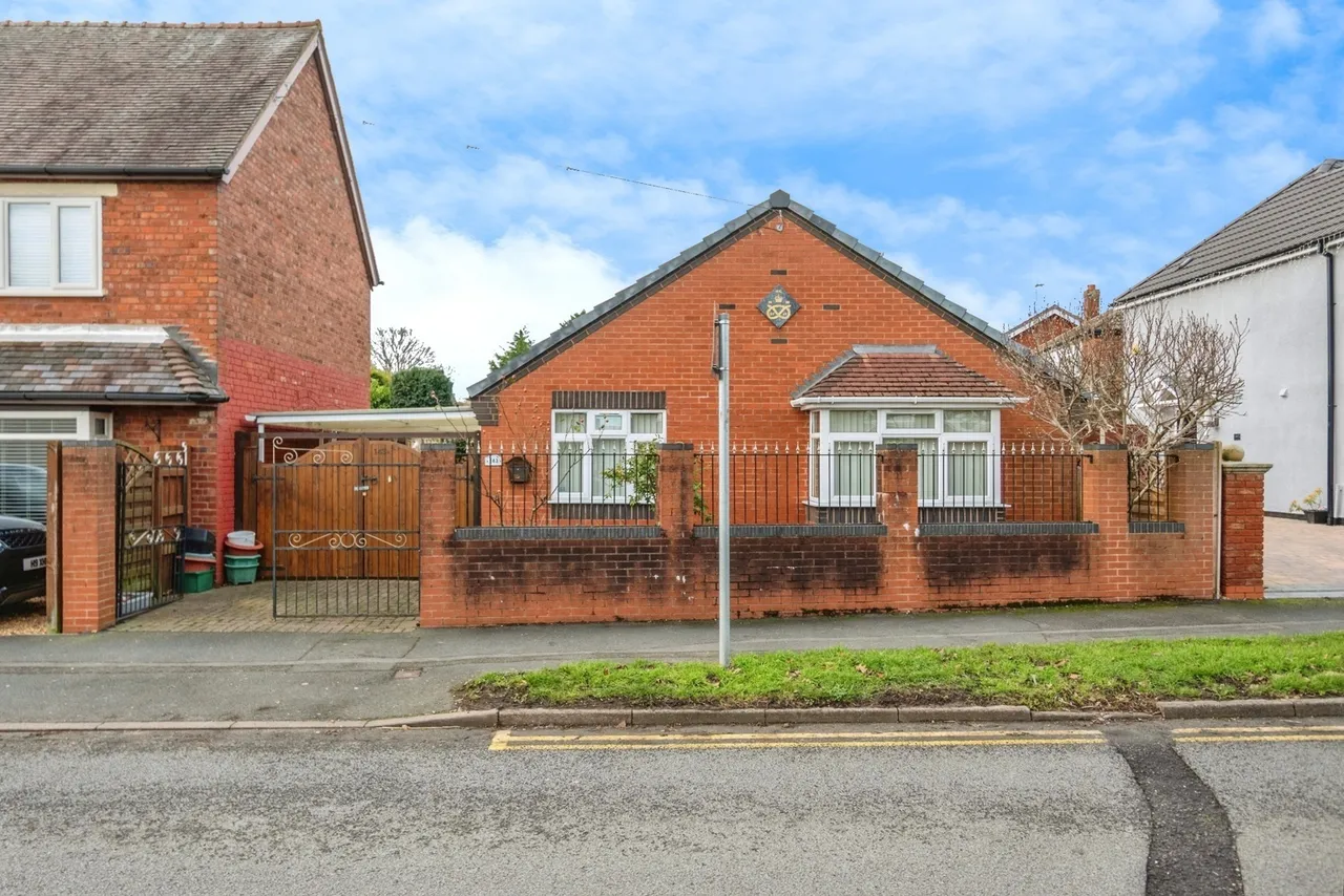 2 bed house for sale — Moss Road, Cannock, Staffordshire, WS11