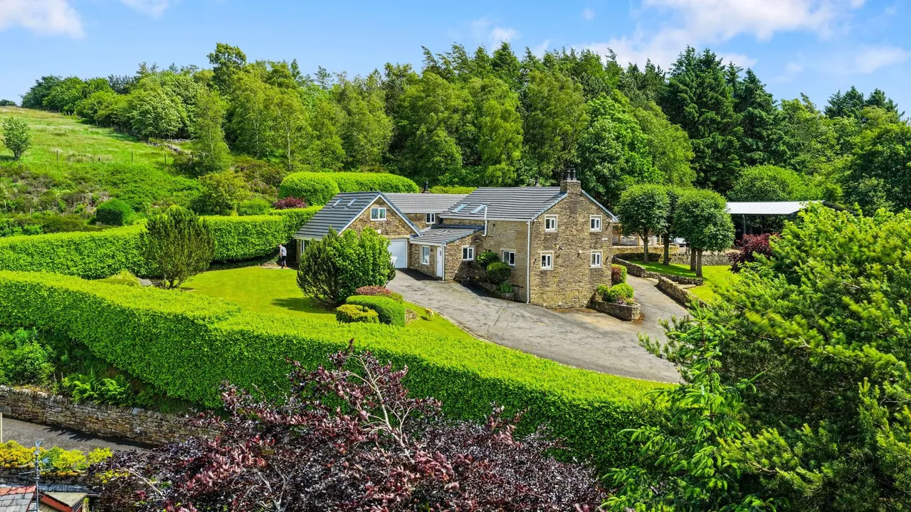 Buckstones Road, Shaw, OL2, photo 2