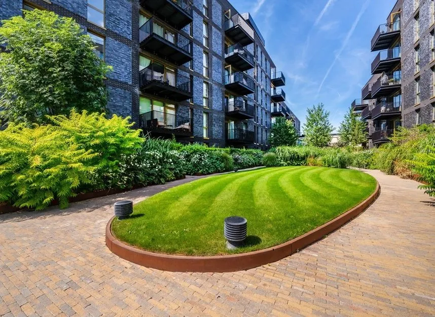 West Bradbury Yard, Brentford, TW8, photo 11