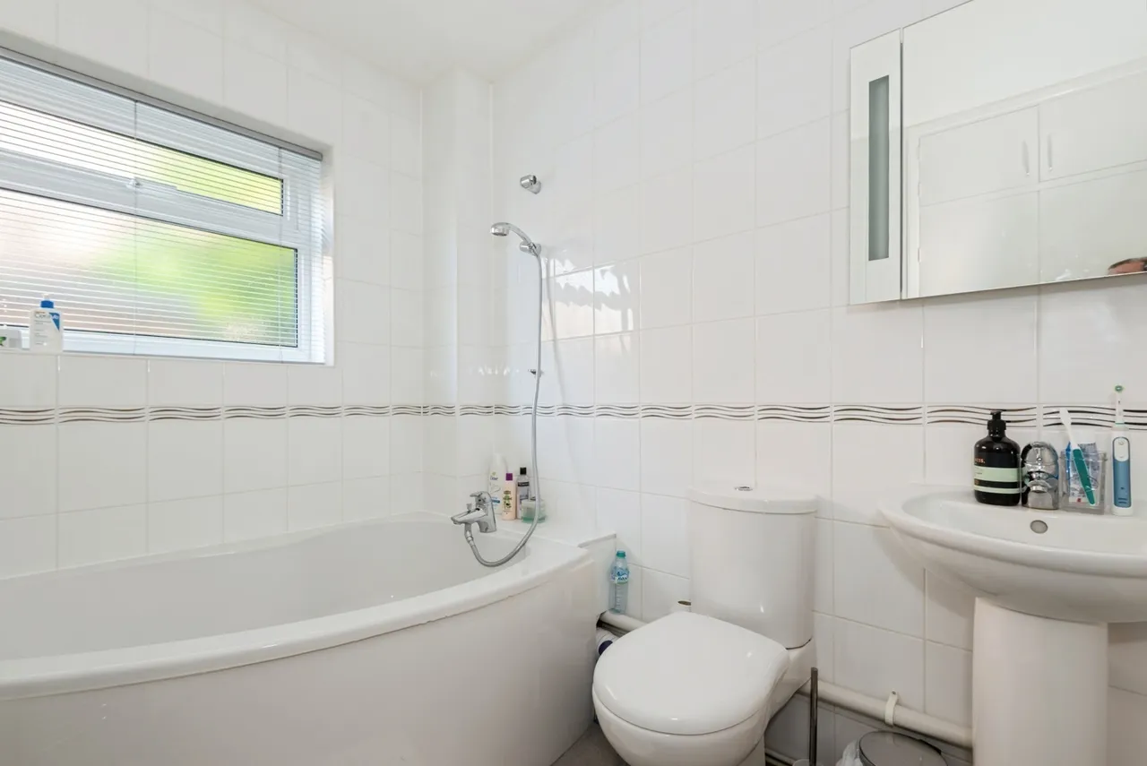 Ermyn Way, Leatherhead, KT22, photo 11