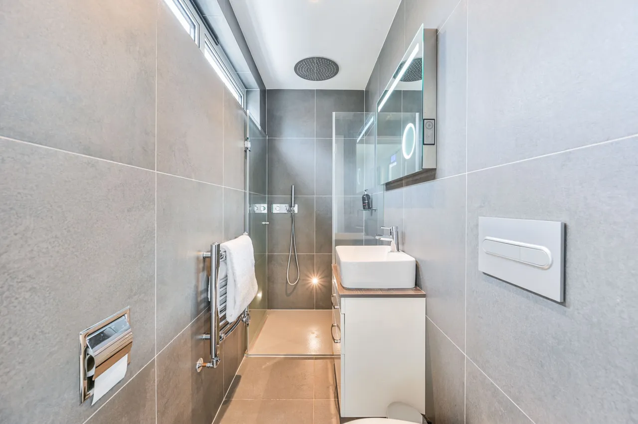 119 Orbis Wharf, Bridges Court Road, London, photo 9