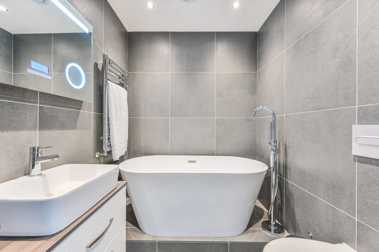 119 Orbis Wharf, Bridges Court Road, London, photo 5