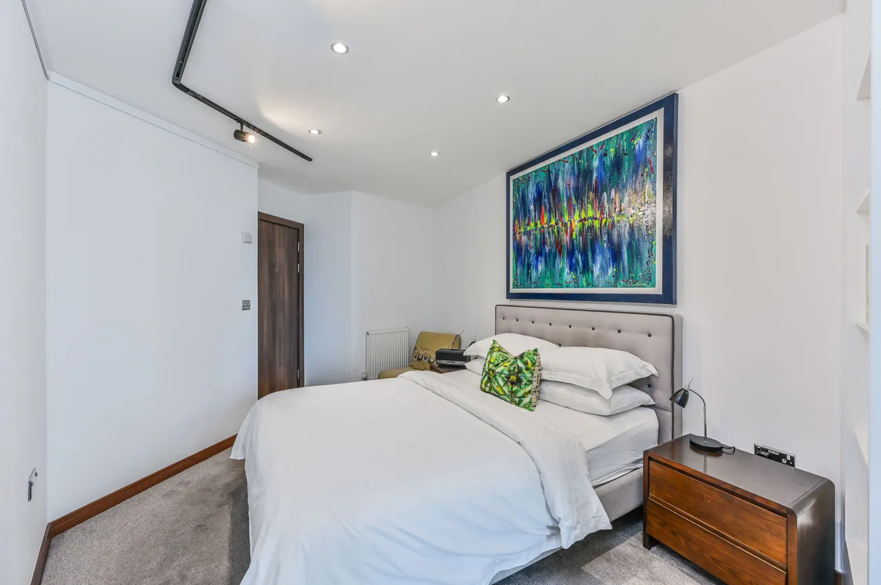 119 Orbis Wharf, Bridges Court Road, London, photo 3