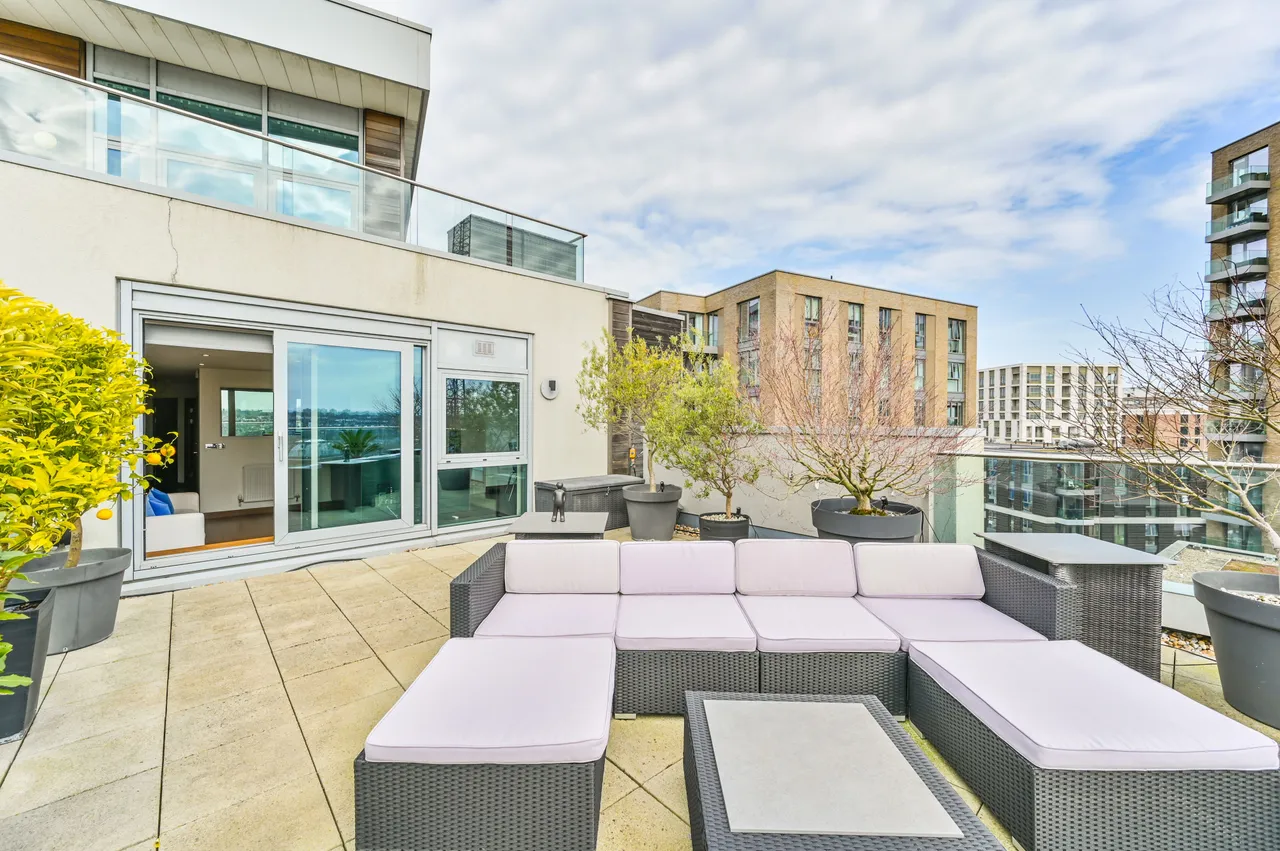 119 Orbis Wharf, Bridges Court Road, London, photo 4