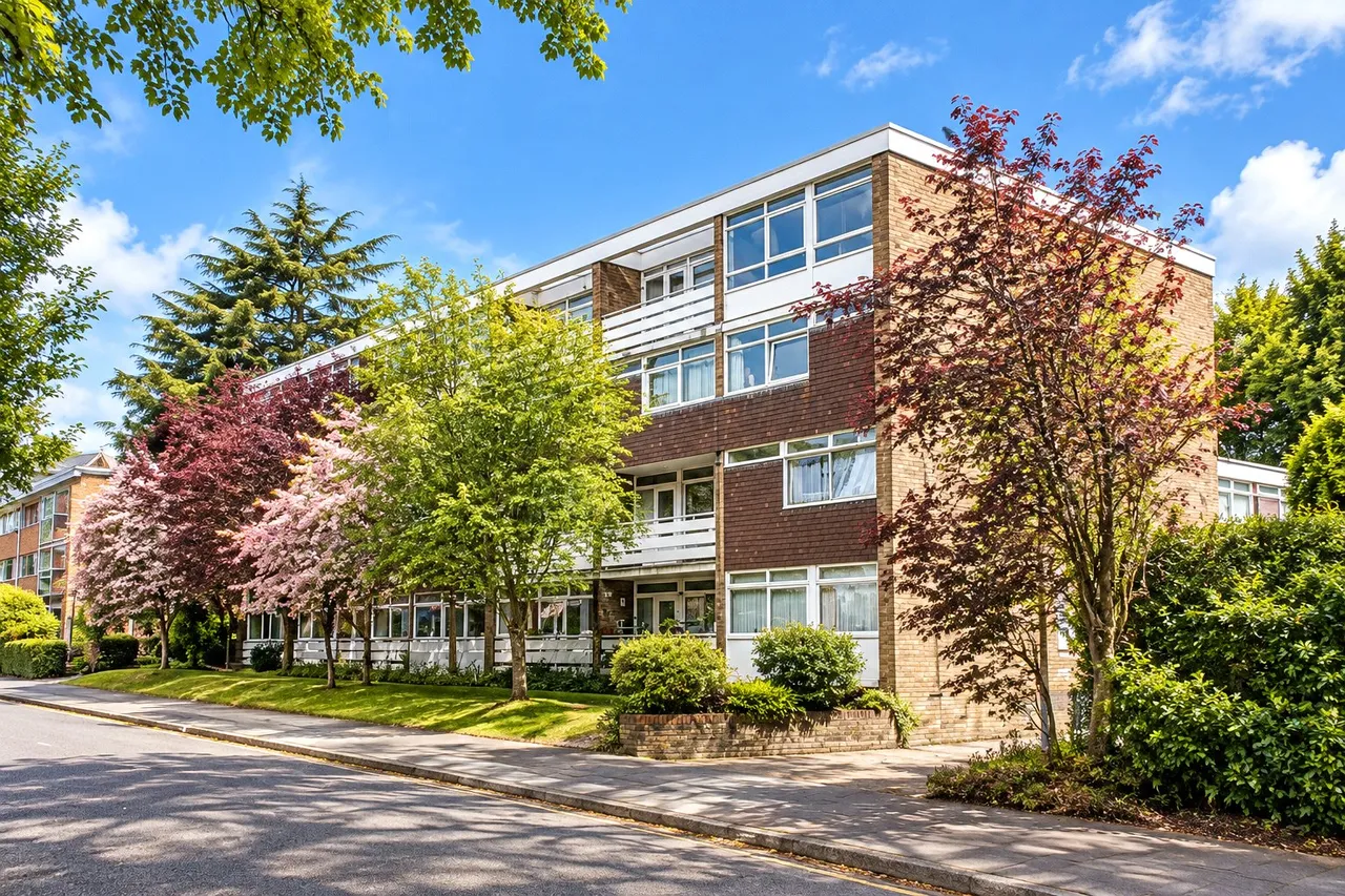 2 bed flat to rent, Hill View Court, Woking, GU22