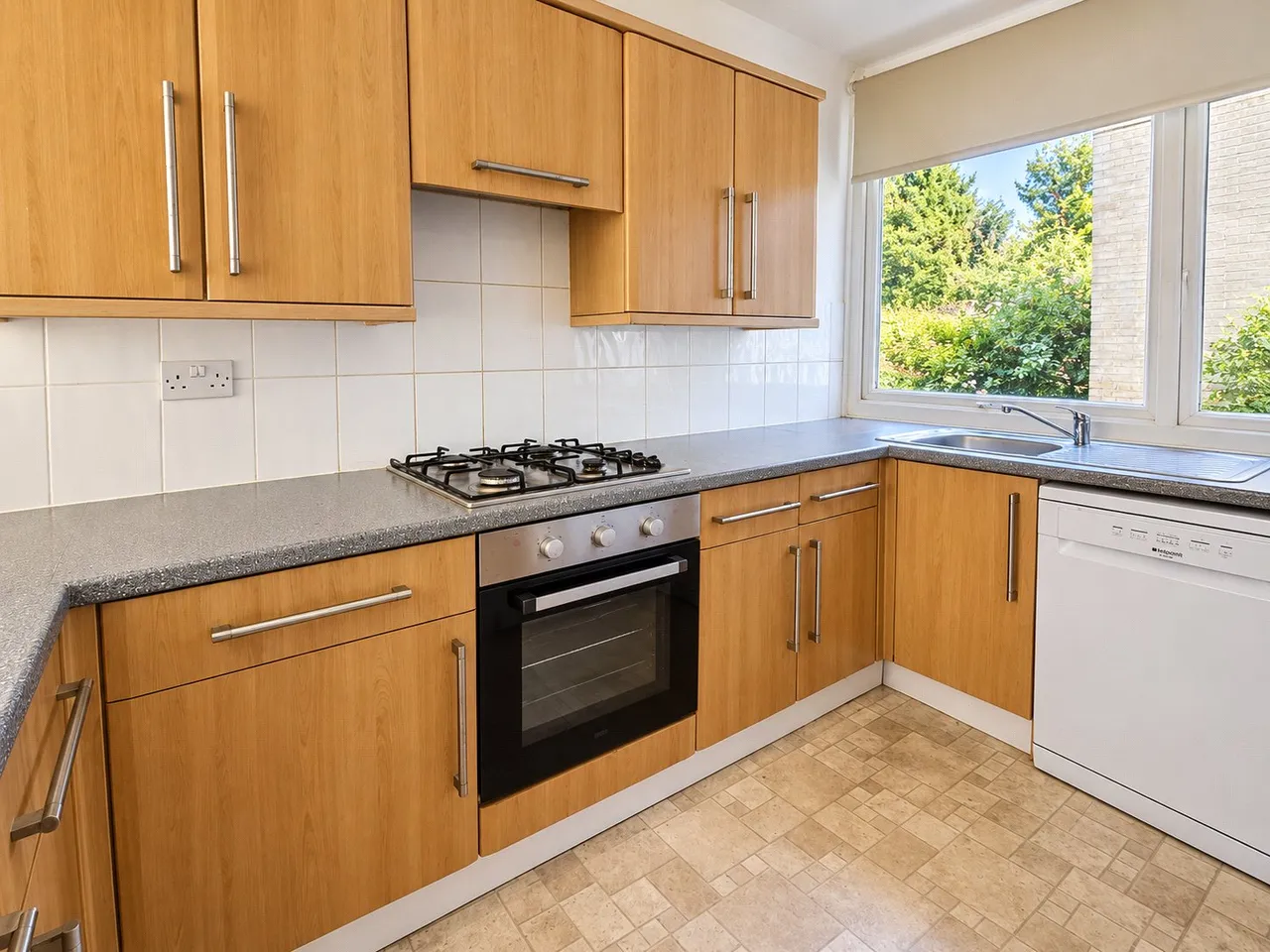 Hill View Court, Woking, GU22, photo 4