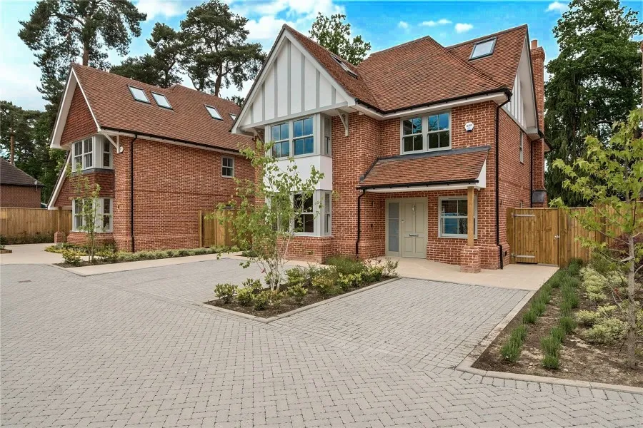 5 bed house to rent, Old Woking Road, Woking, GU22
