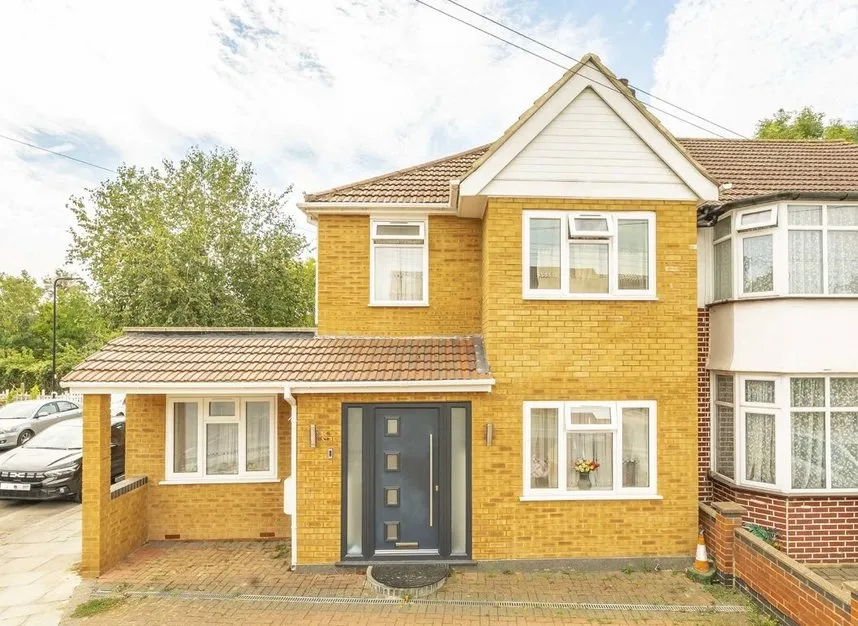 4 bed house for sale — Coniston Avenue, Perivale, UB6