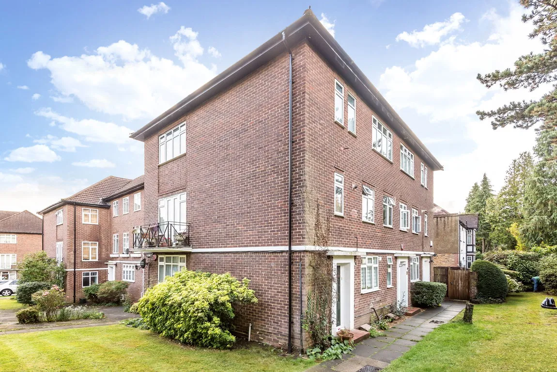 2 bed flat for sale, Cervantes Court, Northwood, HA6
