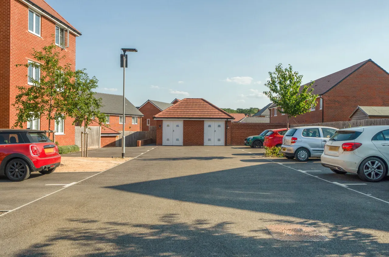 Walton Heath, Binfield, Bracknell, Berkshire, RG42 4LN, photo 16