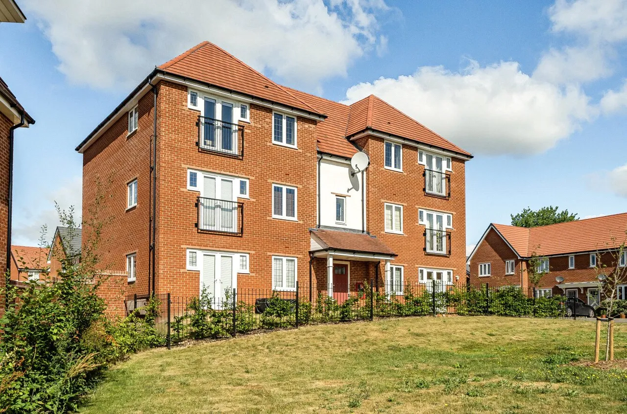 2 bed flat for sale — Walton Heath, Binfield, Bracknell, Berkshire, RG42 4LN