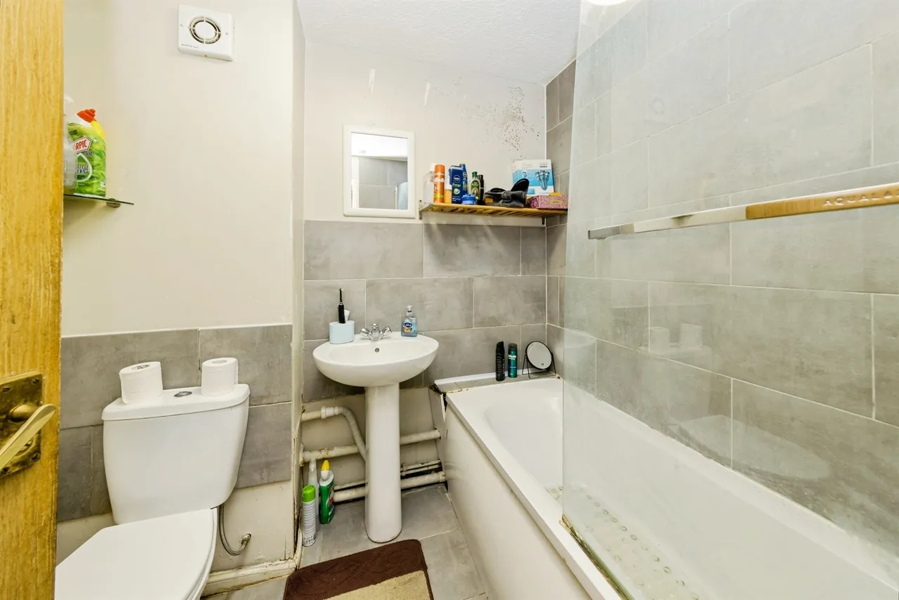 Bolton Road, Maidenbower, RH10, photo 9
