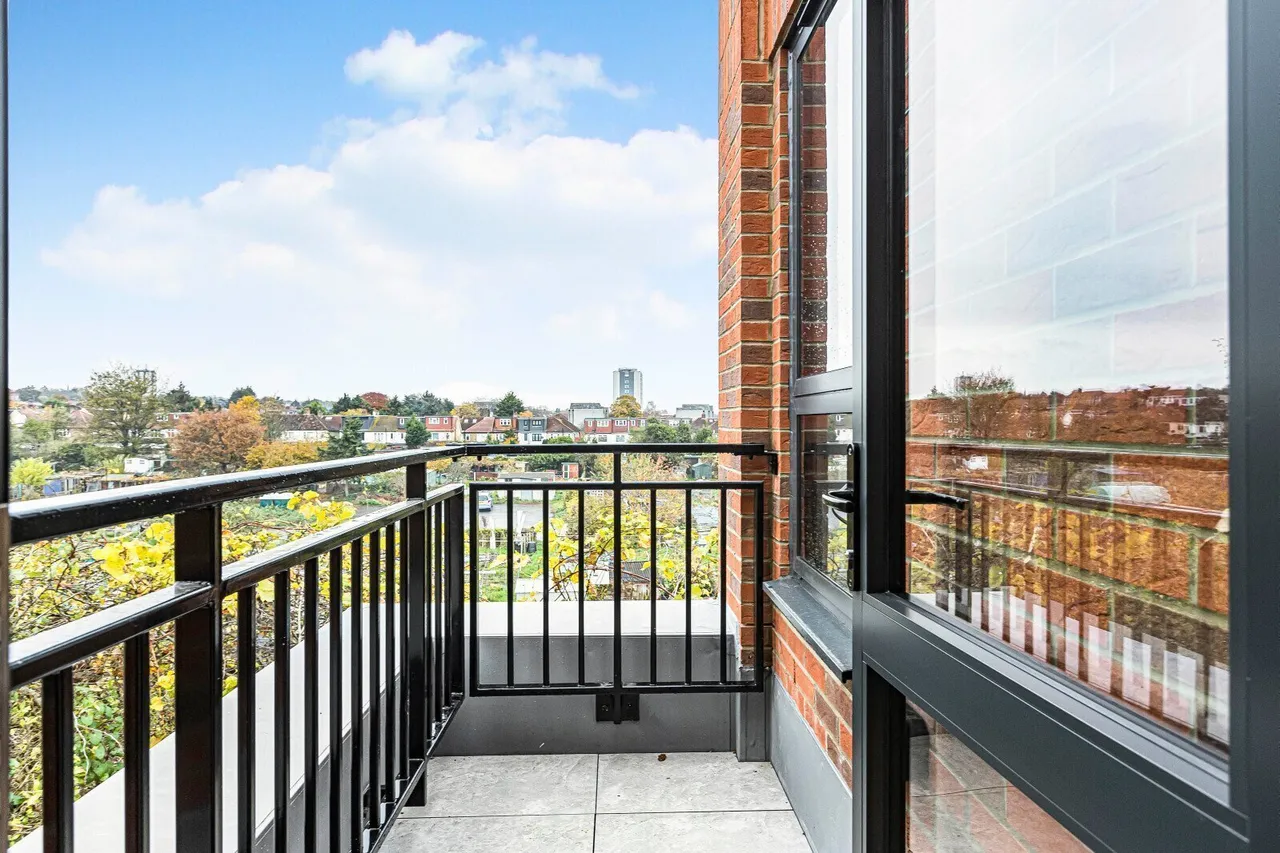 Lynwood Close, South Woodford, E18, photo 15