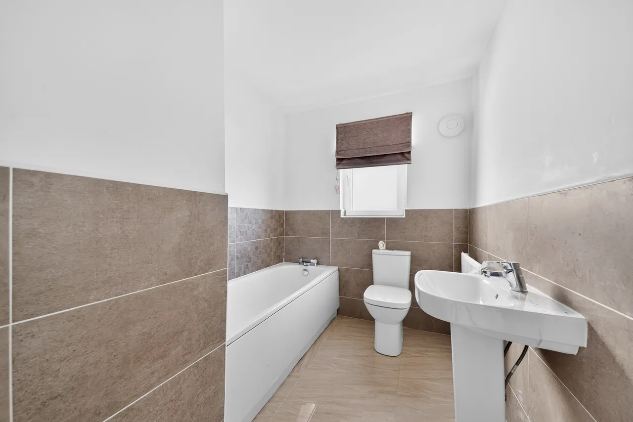 Raeside Grove, Newton Mearns, G77, photo 18
