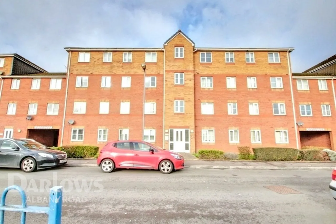 2 bed flat for sale, Beaufort Square, Cardiff