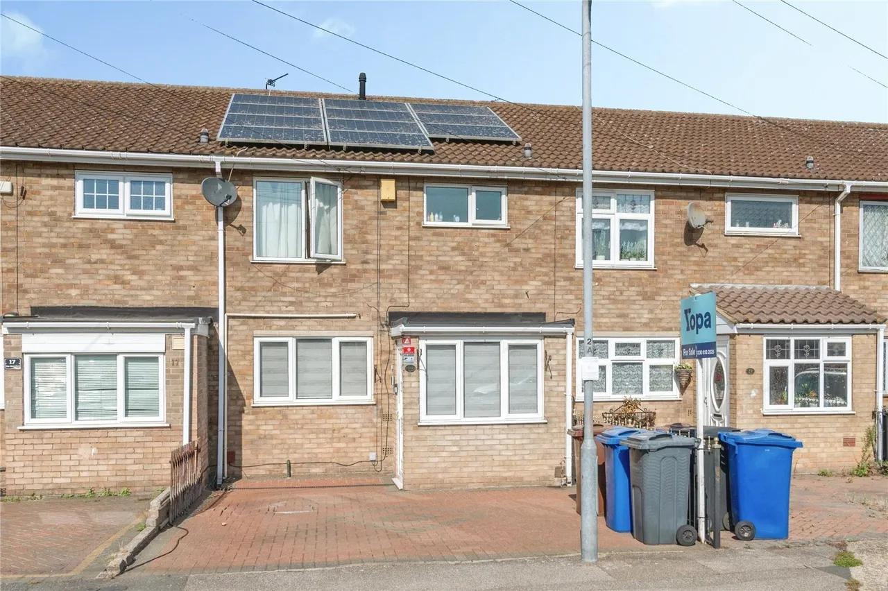 3 bed house for sale, The Beeches, Tilbury, RM18