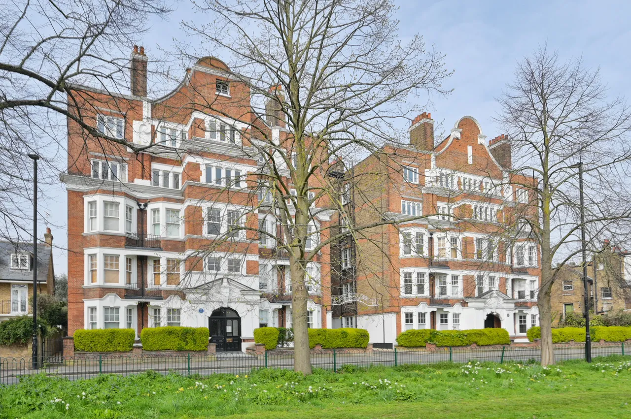 2 bed flat for sale — 34a Arlington Park Mansions, Sutton Lane North, London