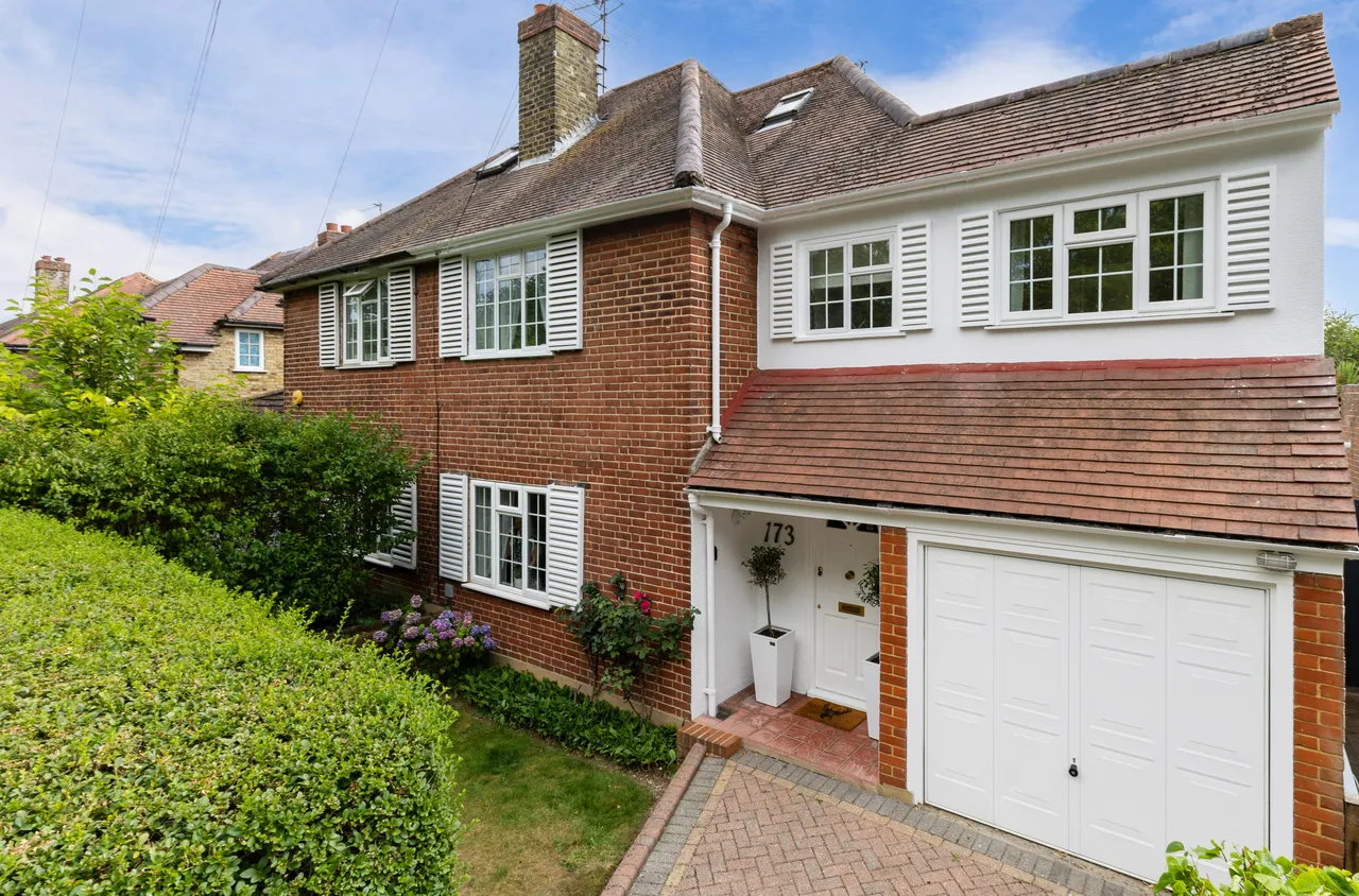 3 bed house for sale — Burtons Road, Hampton Hill, TW12