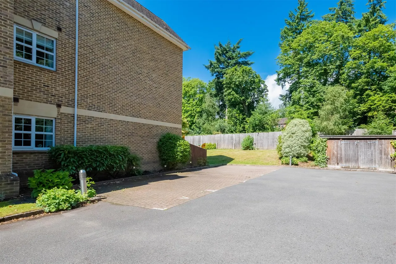 Portsmouth Road, Camberley, photo 15