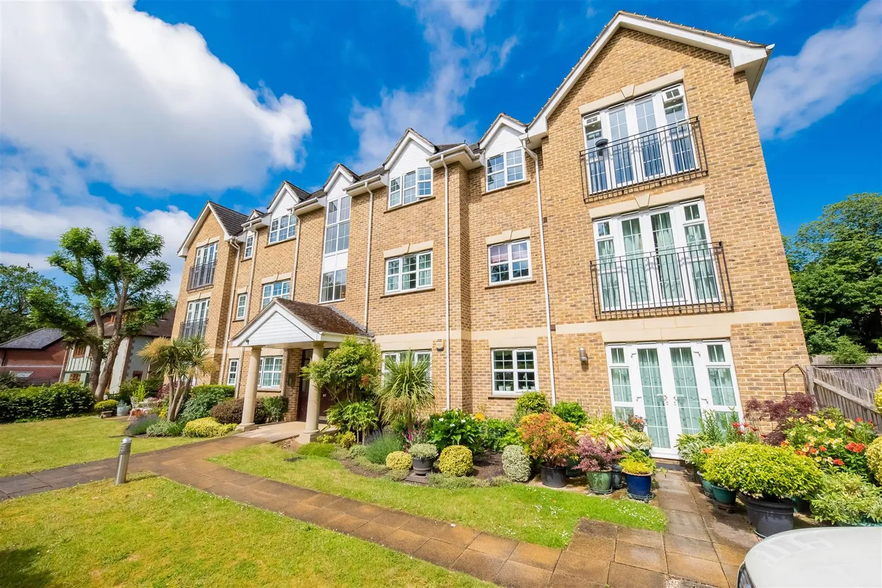 Portsmouth Road, Camberley, photo 21