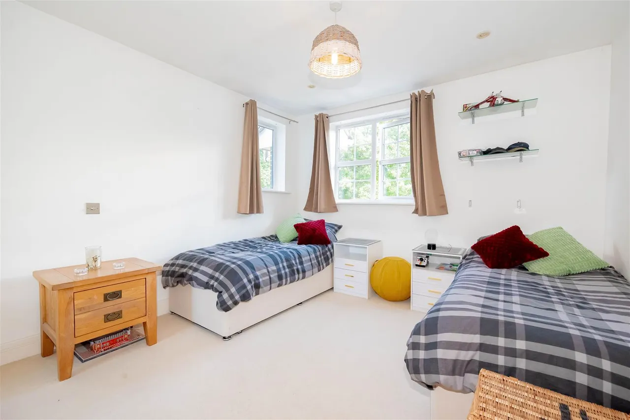 Portsmouth Road, Camberley, photo 7