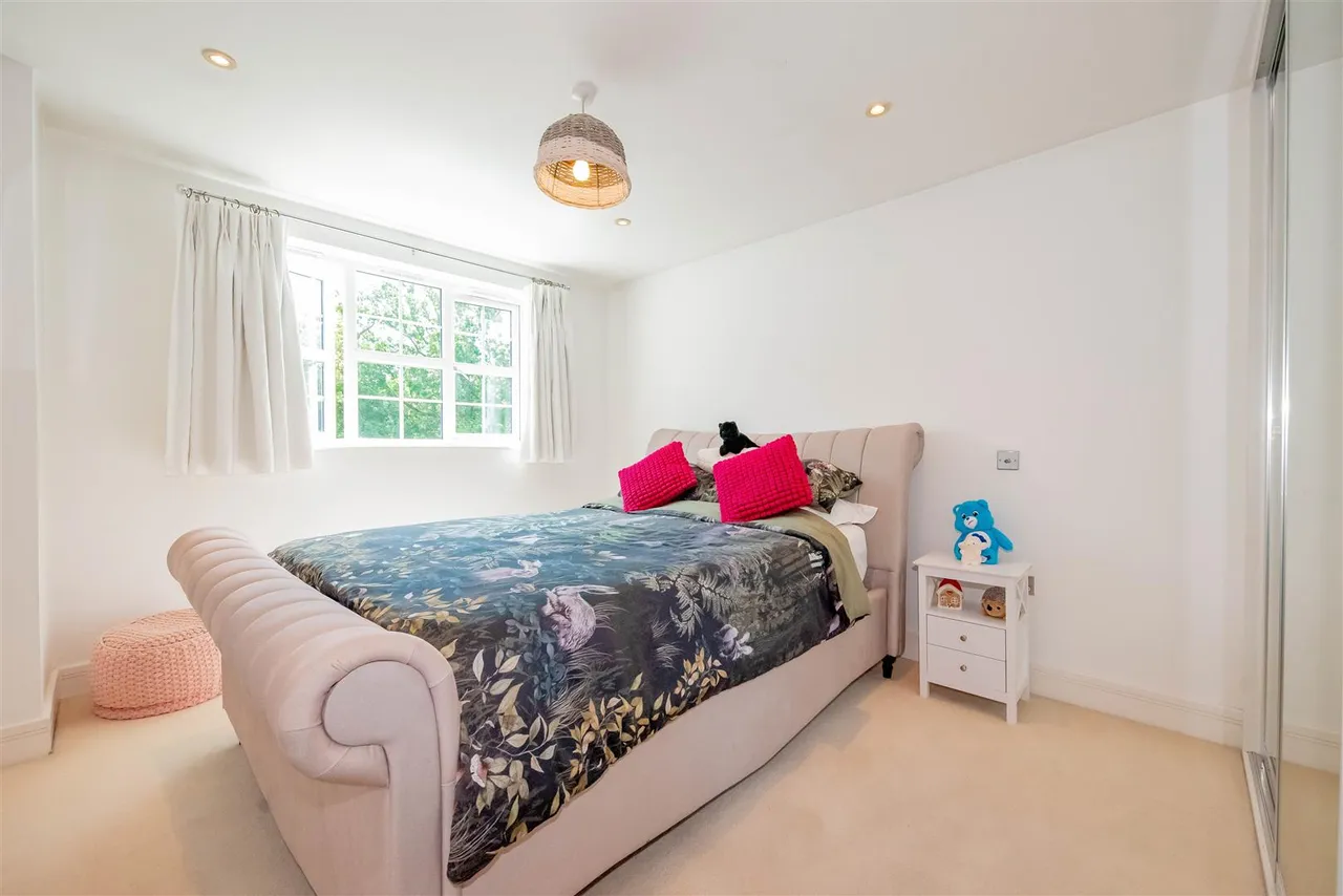 Portsmouth Road, Camberley, photo 4