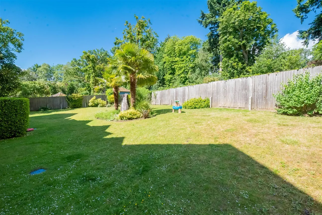 Portsmouth Road, Camberley, photo 5