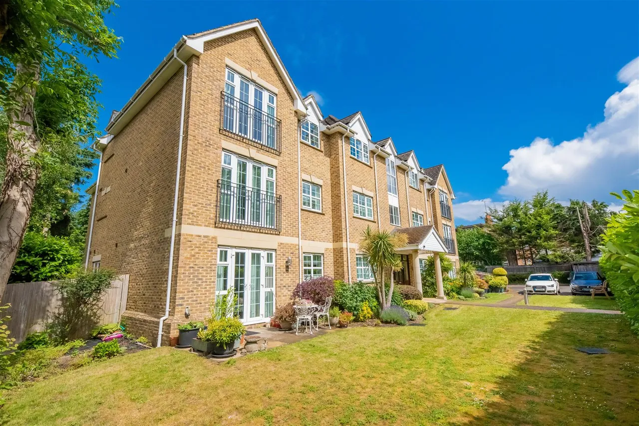 Portsmouth Road, Camberley, photo 20
