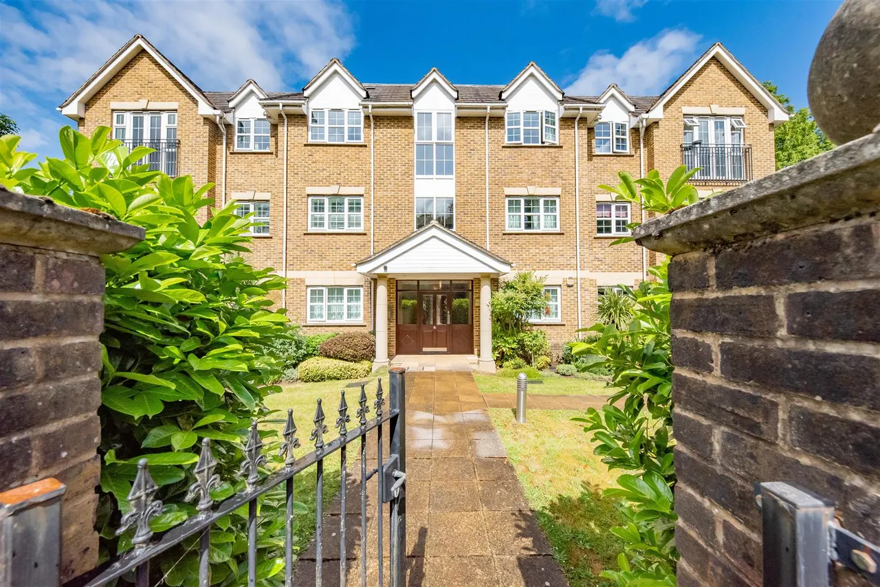 Portsmouth Road, Camberley, photo 9