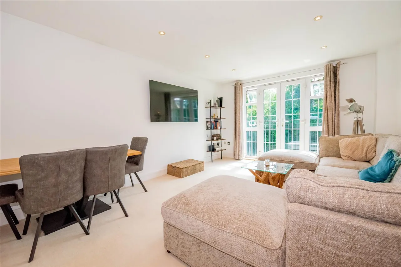 Portsmouth Road, Camberley, photo 13